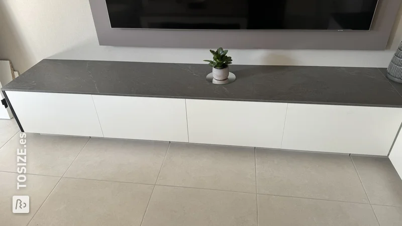 Mueble TV DIY con cajones y tapa de cerámica, de Rudi