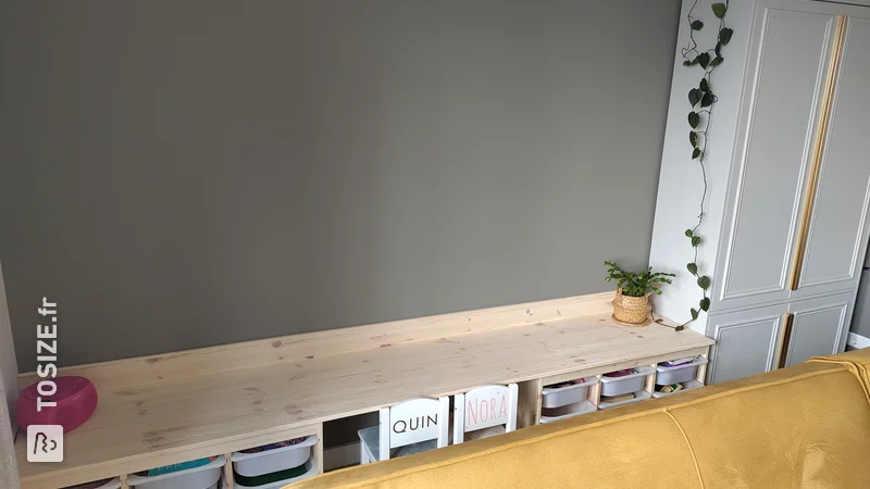 Bureau d'enfant DIY et meubles de rangement dans le salon, par Femke