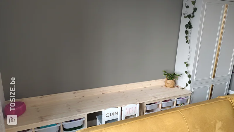 DIY kinderbureau en opbergmeubel in de woonkamer, door Femke