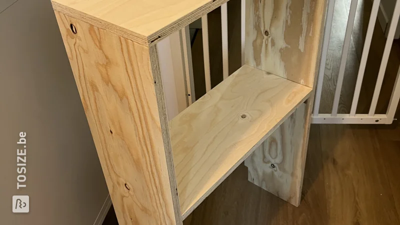 Table à langer allongée et anse pour chambre bébé, par Jesper