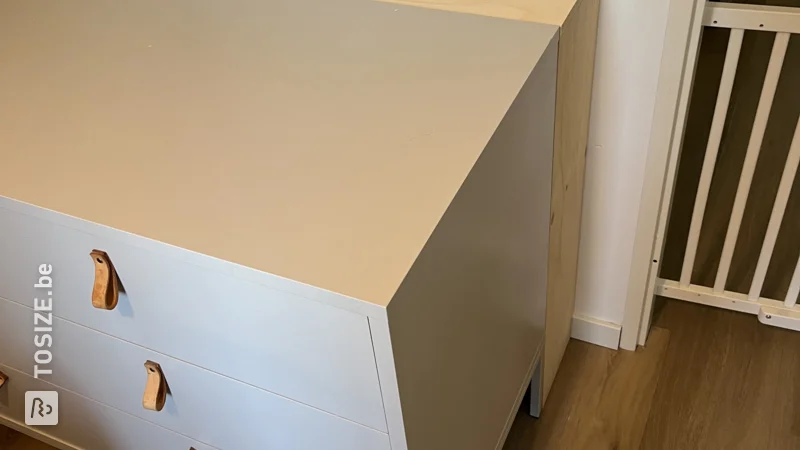 Table à langer allongée et anse pour chambre bébé, par Jesper