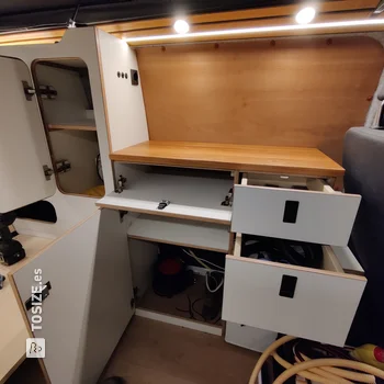 Instalación de autocaravana con cama, cocina y espacio de almacenamiento en Volkswagen, de Rokus