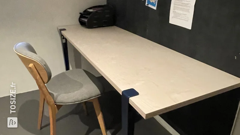 Bureau bricolé pour chambre d'enfant, par Casper