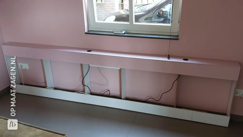 DIY sidetable met USB oplaadpunten voor achter de bank, door John