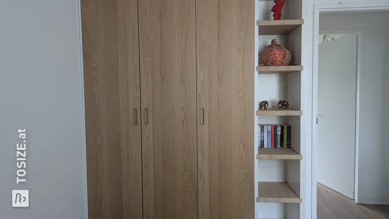 IKEA-Hack: Ein Pax-Basiskleiderschrank mit MDF-Türen und Buchenpaneelen, von Angelo