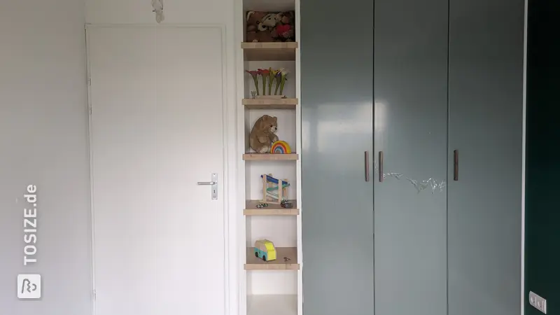 IKEA-Hack: Ein Pax-Basiskleiderschrank mit MDF-Türen und Buchenpaneelen, von Angelo