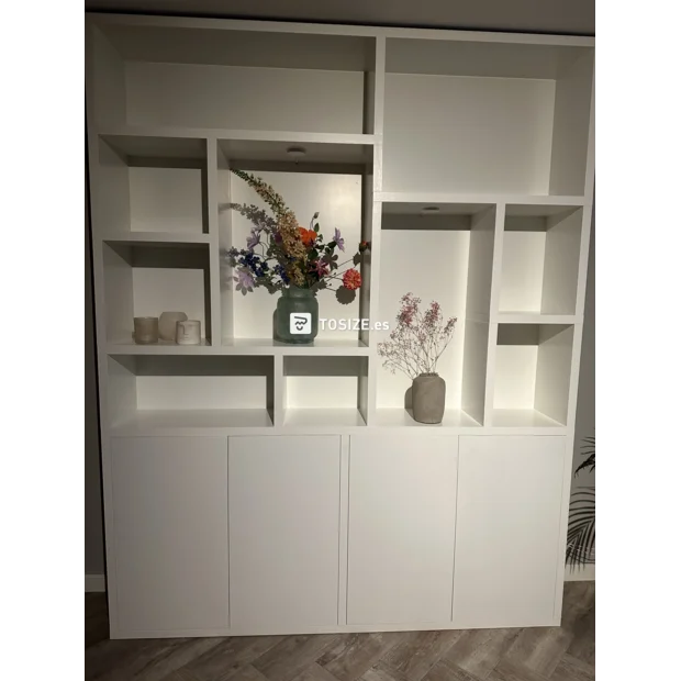 Armario de pared blanco con compartimentos y puertas abiertas