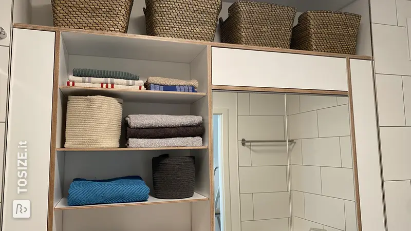 Elegante mobiletto da bagno bianco che funge anche da specchio, di Zeyna