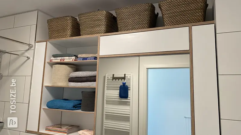 Élégant meuble de salle de bain blanc qui fait également office d'armoire à glace, par Zeyna