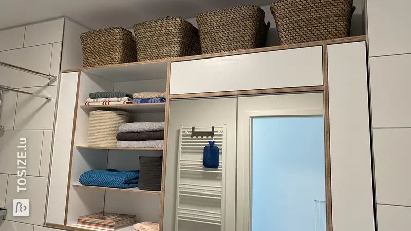 Élégant meuble de salle de bain blanc qui fait également office d'armoire à glace, par Zeyna