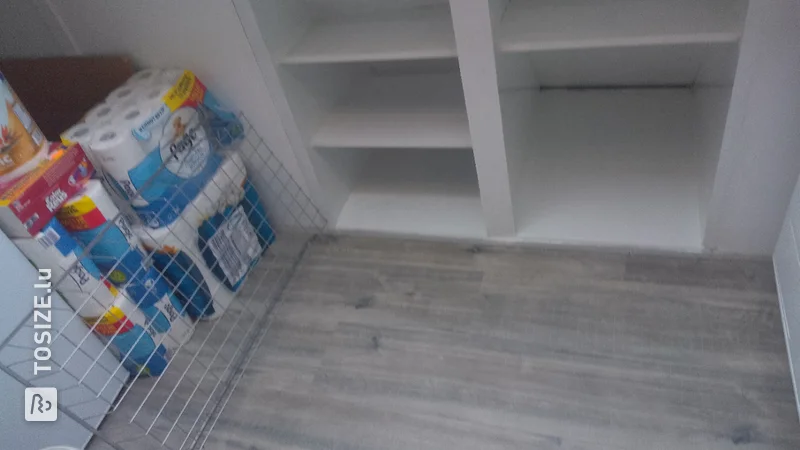 Espace de rangement DIY pour les combles avec un toit en pente, par Karel