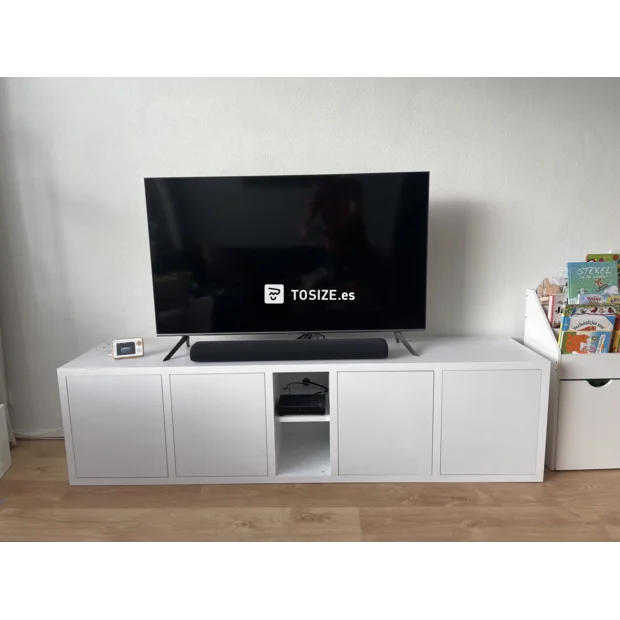 Mueble de TV blanco con puertas y compartimentos abiertos