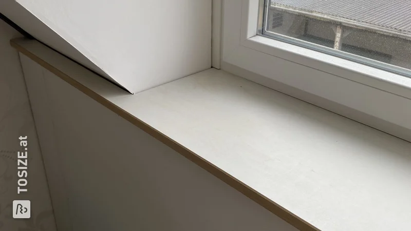 Renovieren Sie eine DIY-Gaube, indem Sie eine Fensterbank platzieren, von Marthijn