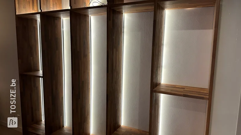 Créez une armoire murale unique en noyer avec portes coulissantes et LED, par Sebastian