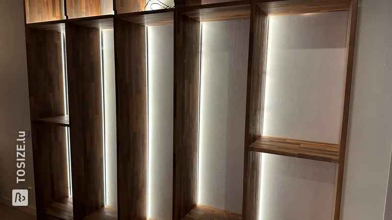 Créez une armoire murale unique en noyer avec portes coulissantes et LED, par Sebastian