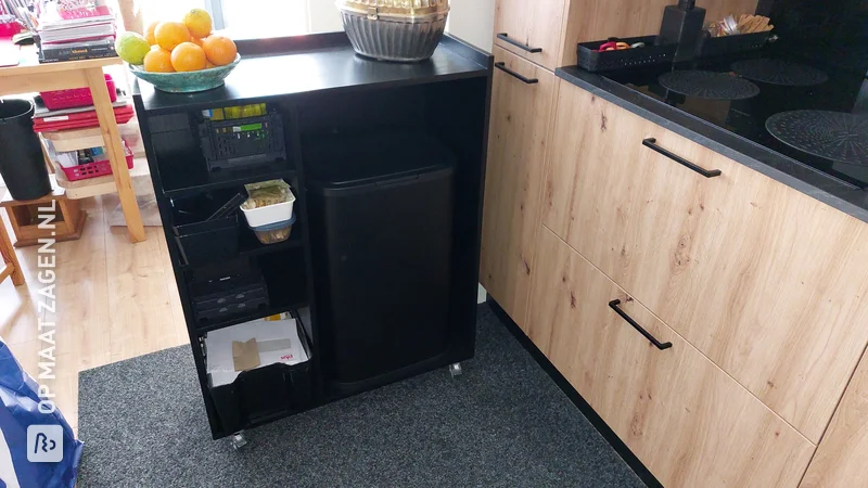 Multifunctionele kast op wielen voor afvalbak en aflegruimte in de keuken, door Wim