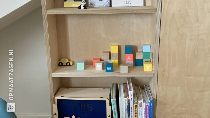 Boeken kastje op maat voor schoorsteenpijp van berken multiplex, door Leonoor