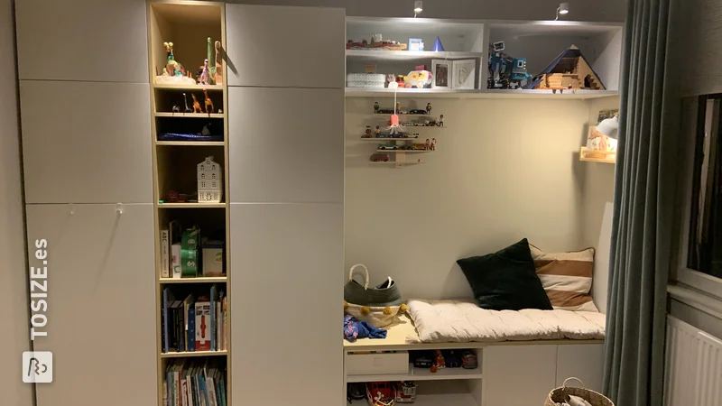 Pimping pared de armario IKEA PLATSA con material de chapa aserrada a medida, de Karin