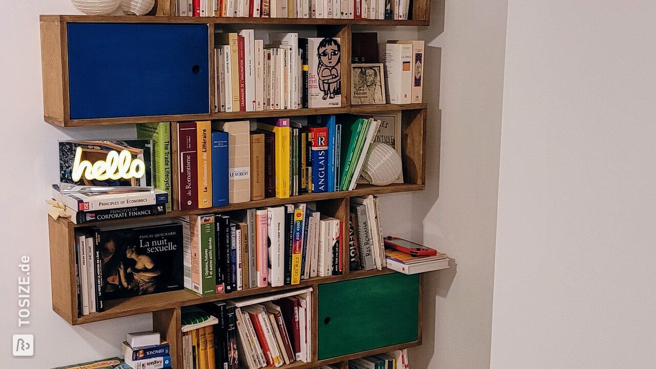 Maßgeschneidertes Bücherregal aus Birkensperrholz, von Pascal