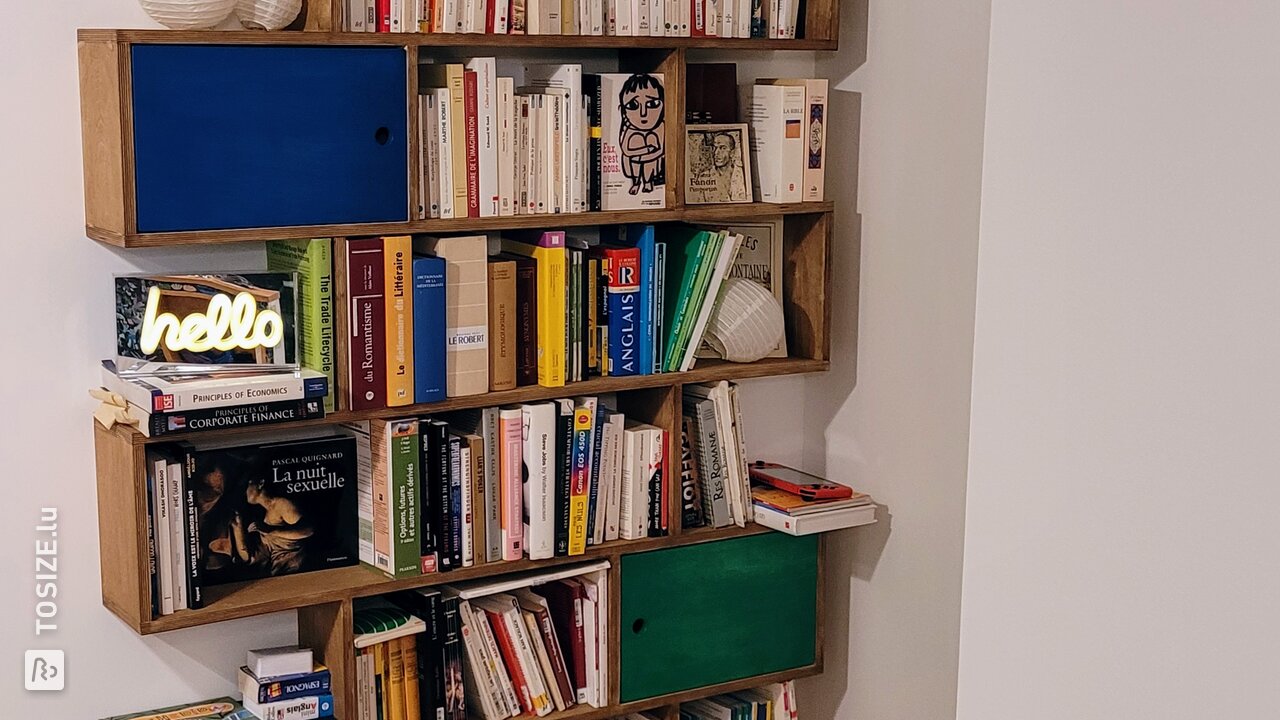 Maßgeschneidertes Bücherregal aus Birkensperrholz, von Pascal