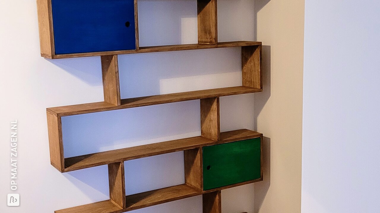 Op maat gemaakte berken multiplex boekenkast, door Pascal
