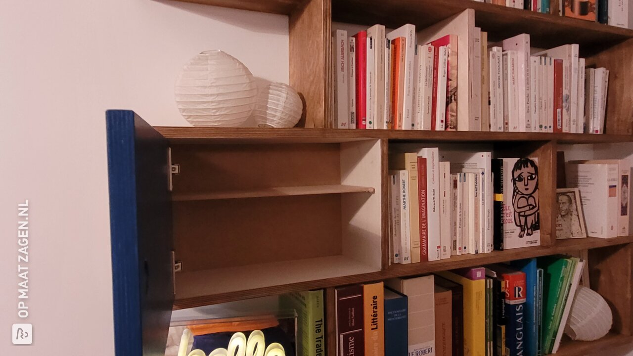 Op maat gemaakte berken multiplex boekenkast, door Pascal