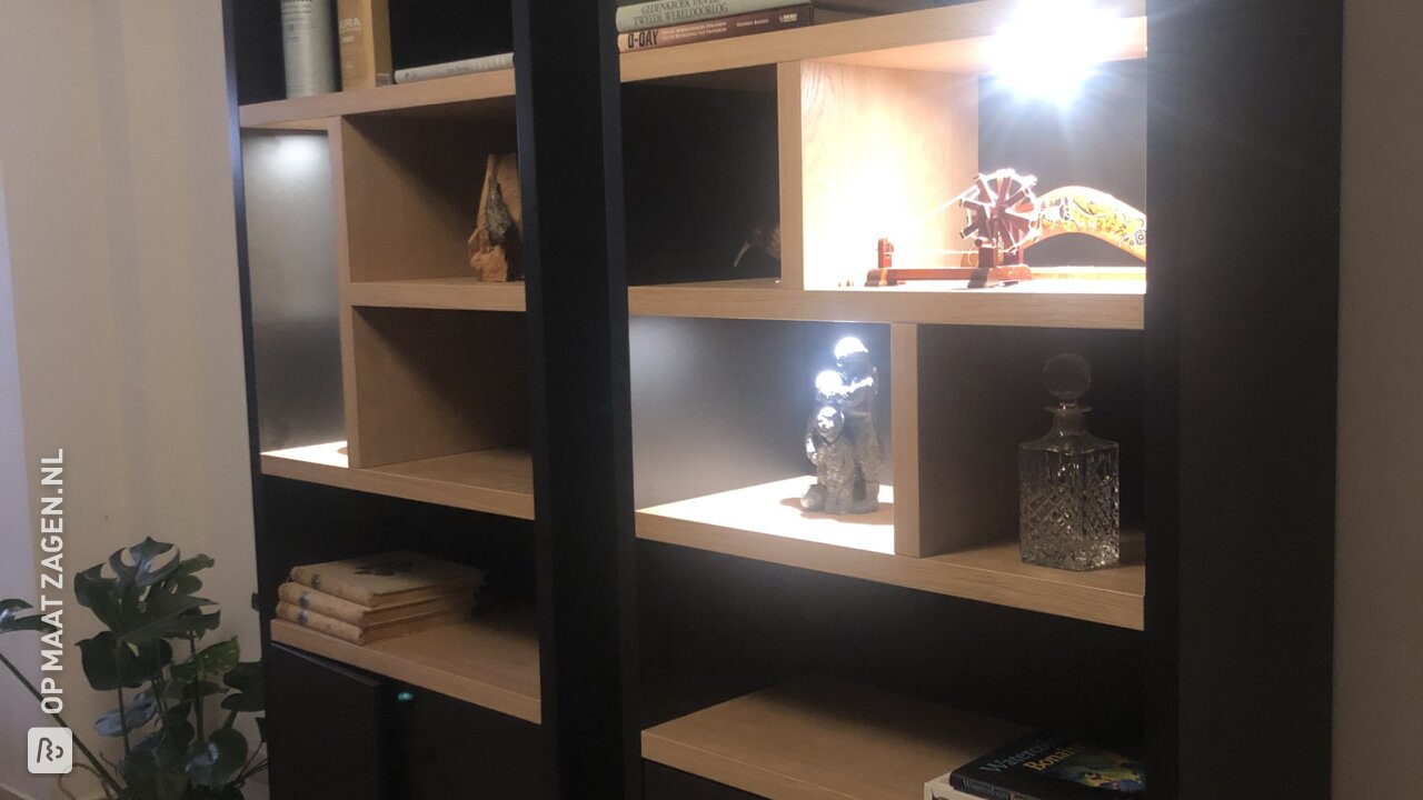 Zwarte op maat gemaakte boekenkast met eiken liggers, door Hans