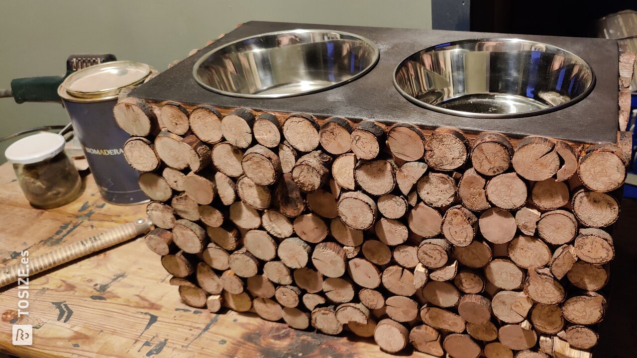 Barra de desayuno/bebedero para perros de madera contrachapada hecha en casa por Birgit