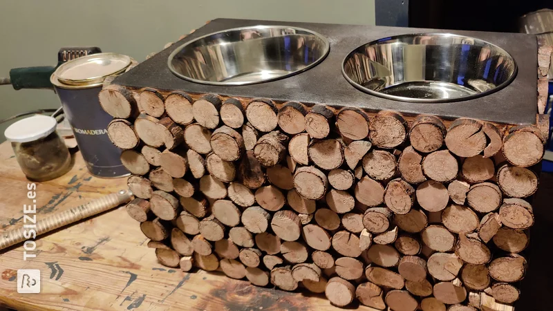Barra de comida casera/bebedero para perros de Birgit hecha de madera contrachapada
