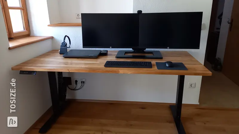 Height-adjustable desks made of rustic oak, by Armin