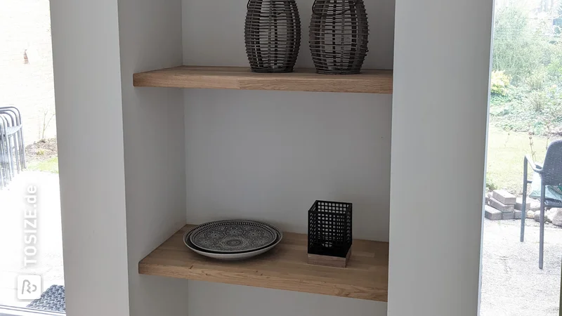 Niche with floating oak shelves, by Arno