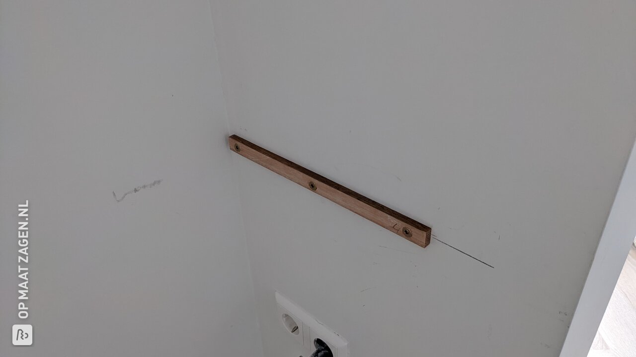 Nis met zwevende eiken planken, door Arno
