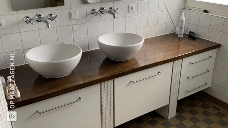 Custom-made bathroom furniture made of moisture-resistant MDF, by Wim