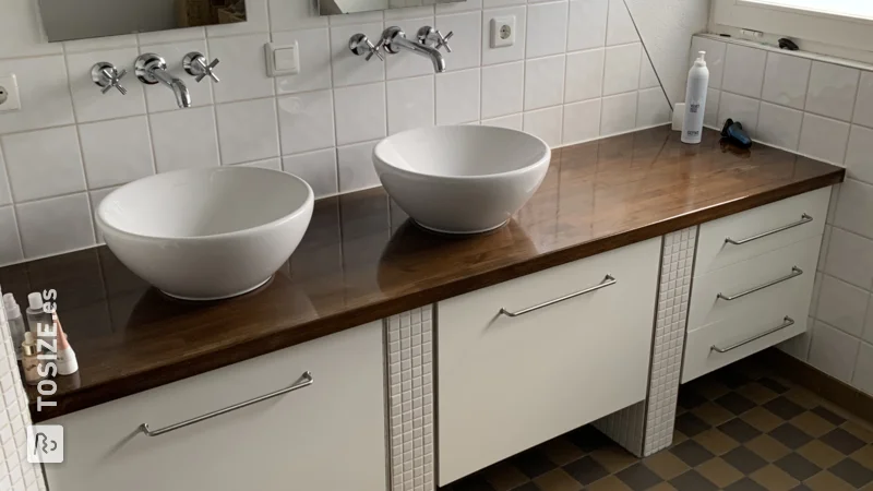 Mueble de baño a medida fabricado en MDF resistente a la humedad, de Wim