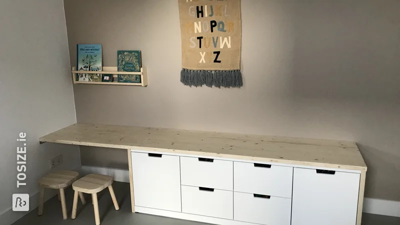 Play corner with plank of Spruce Timmerpanel, by William