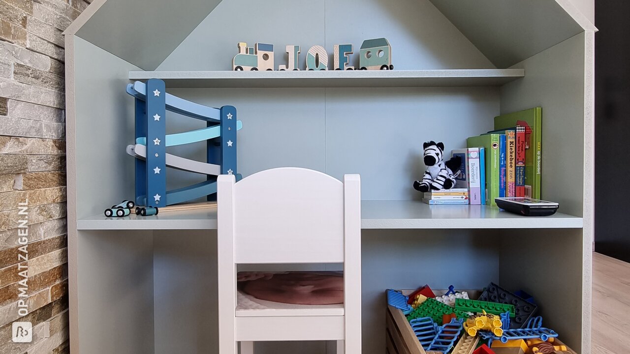 Fietstaxi magnifiek Voorbeeld Op maat gemaakt speelhuisje voor kinderen met een bureautje - OPMAATZAGEN.nl
