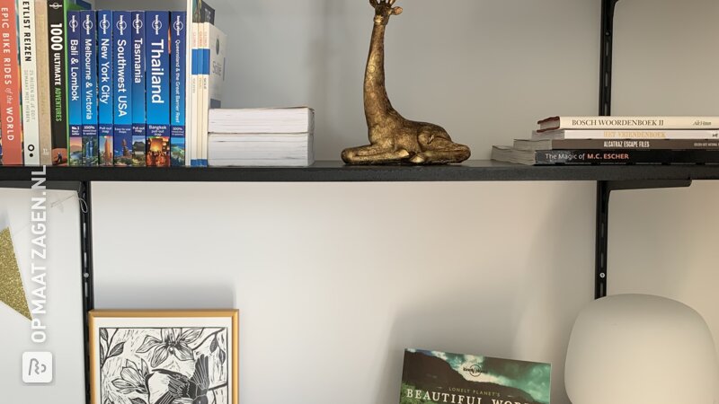 Hoogglans zwarte wandplanken voor tegen de muur van MDF, door Andrea