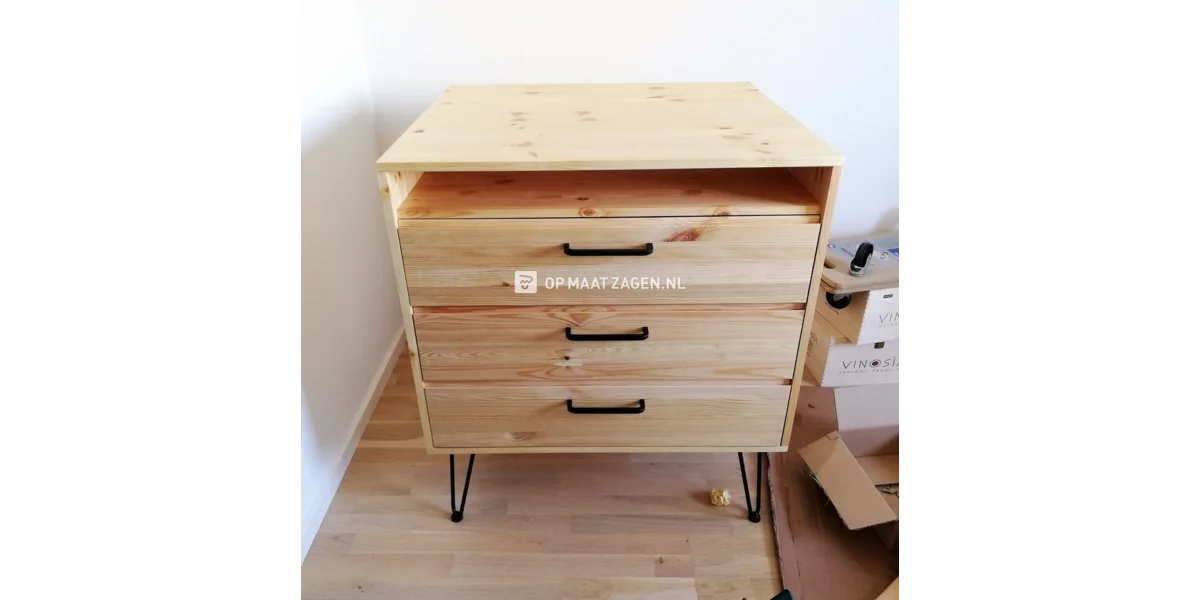DIY-commode gemaakt van sparrenhout | OPMAATZAGEN.nl
