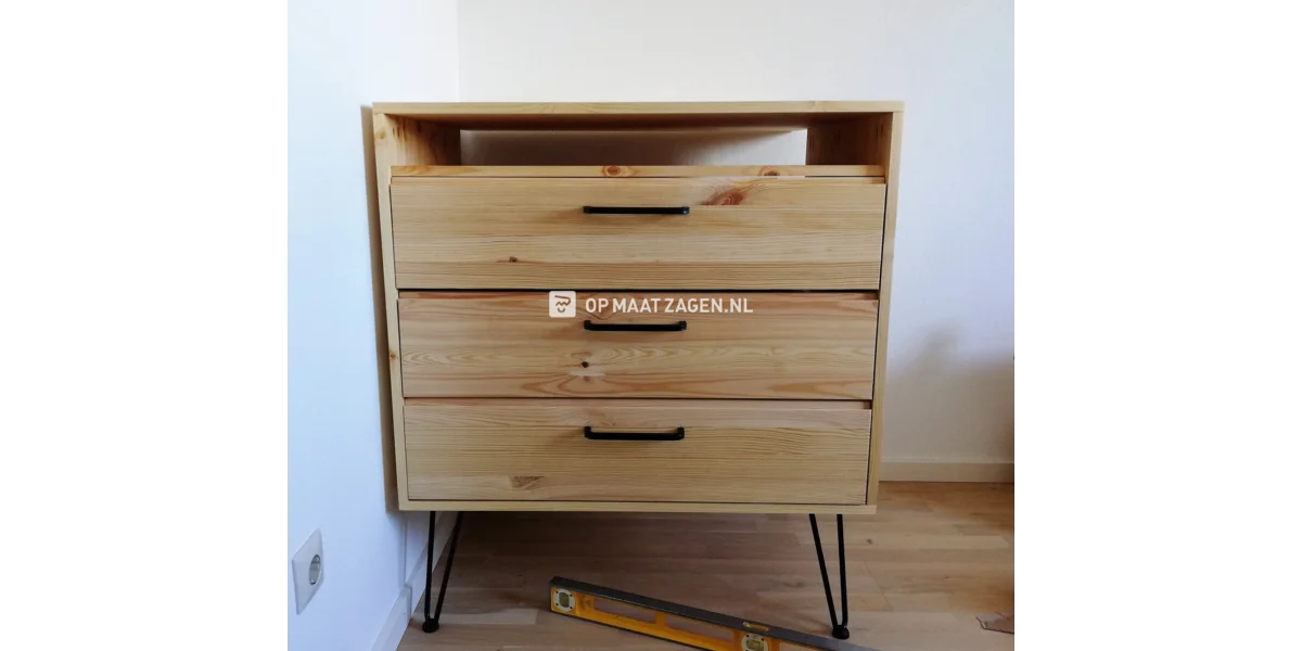 DIY-commode gemaakt van sparrenhout | OPMAATZAGEN.nl