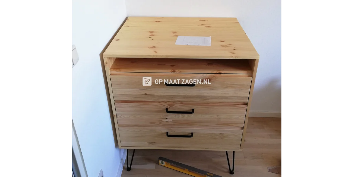 DIY-commode gemaakt van sparrenhout | OPMAATZAGEN.nl