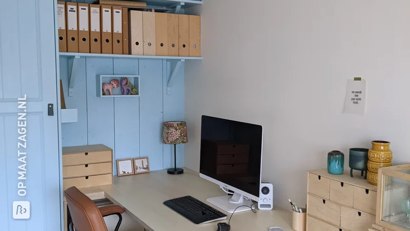 Werkkamer met twee werkplekken en praktische opbergruimte, door Femke
