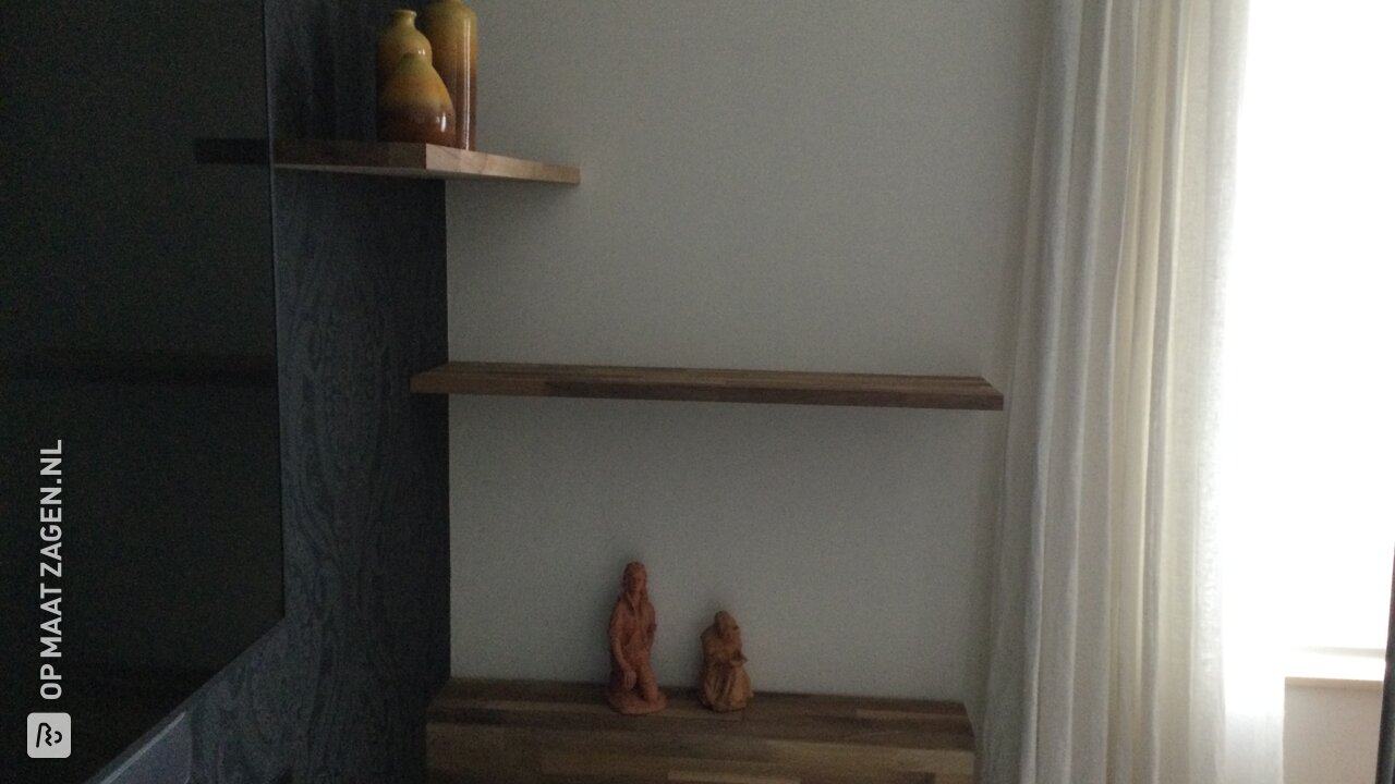 Zelfgemaakte noten kastje / sidetable, door Loes
