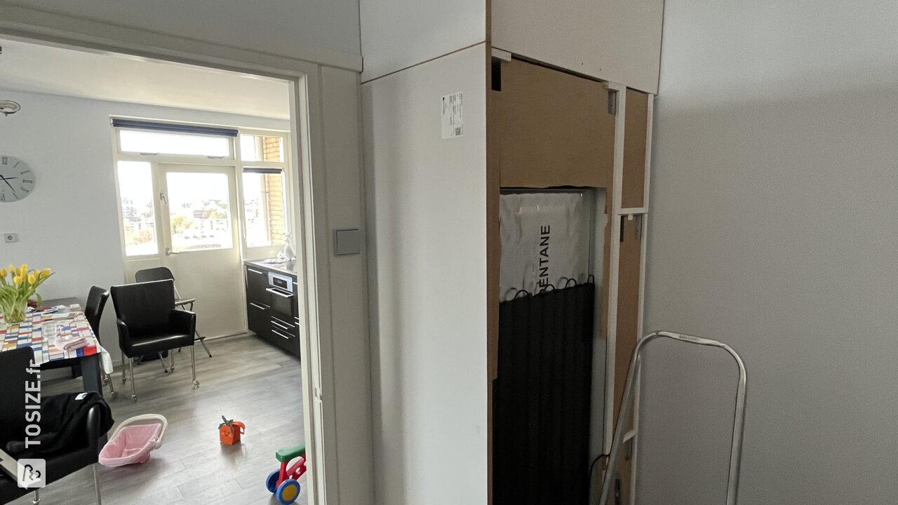 Zelfgemaakte koelkastombouw en inbouwkast van MDF, door Jelmer
