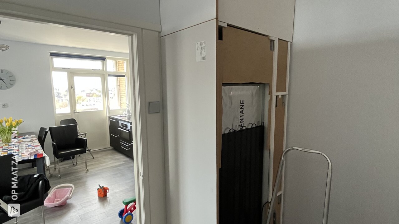 Zelfgemaakte koelkastombouw en inbouwkast van MDF, door Jelmer