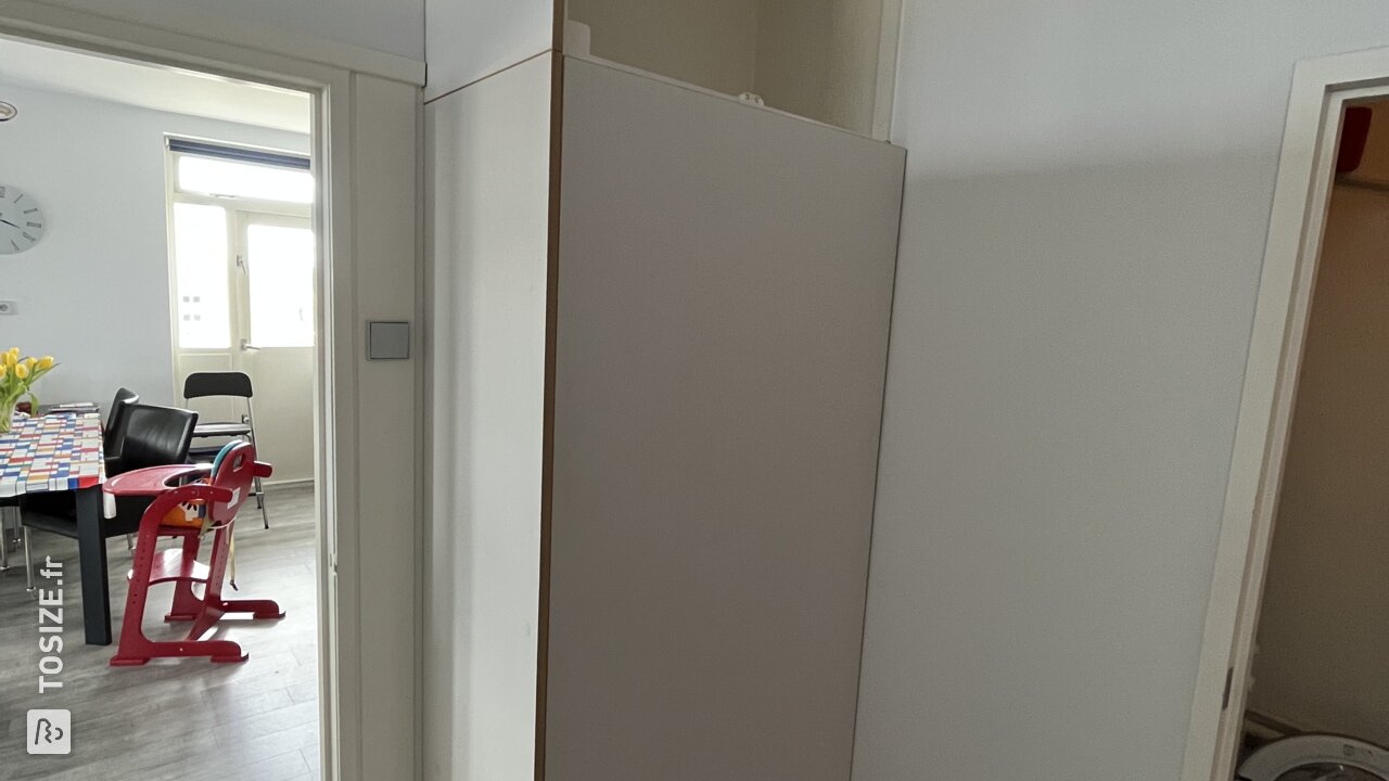 Zelfgemaakte koelkastombouw en inbouwkast van MDF, door Jelmer