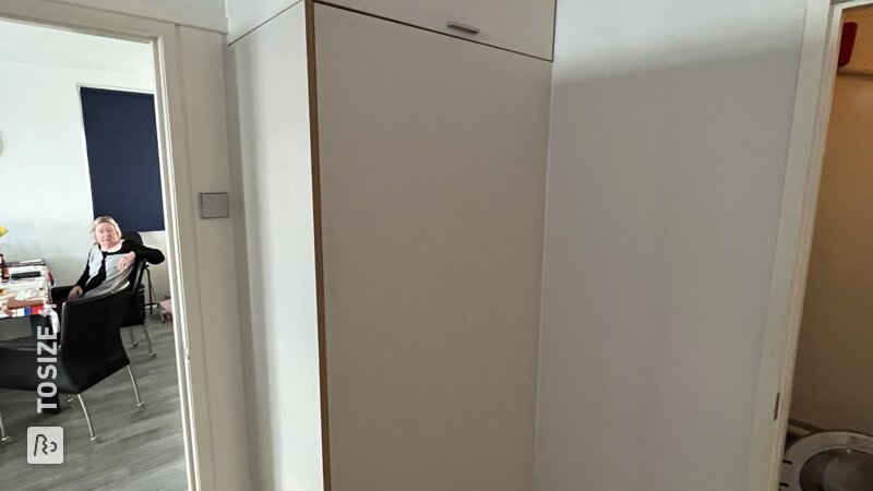 Zelfgemaakte koelkastombouw en inbouwkast van MDF, door Jelmer