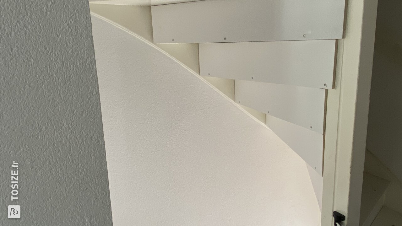 Fermeture d'un escalier ouvert en contreplaqué, par Michel