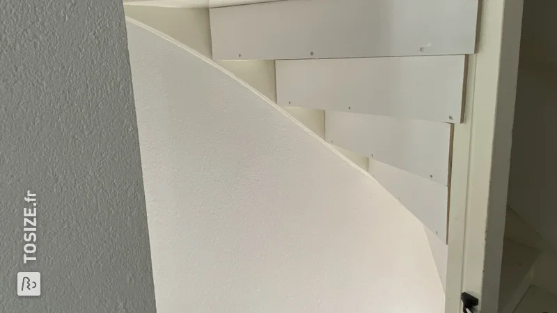 Fermer les escaliers ouverts avec du contreplaqué, par Michel