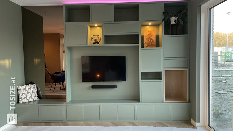 Wandfüllender TV-Schrank mit Sitz, by Myrle 