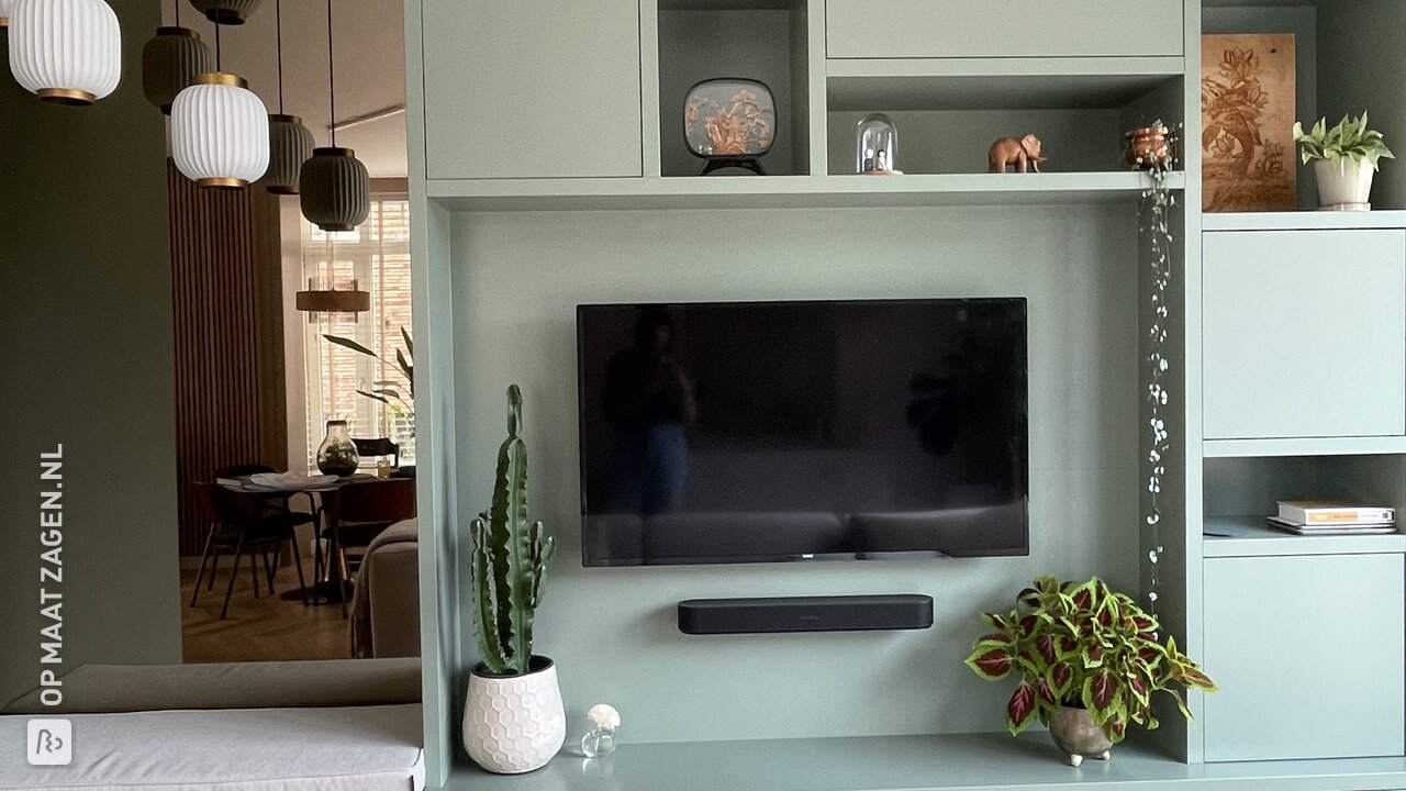 Wandvullende TV kast met zitje, door Myrle